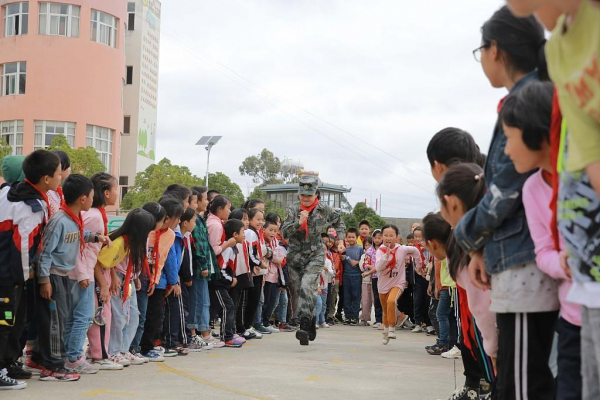 الرئيس الصيني شي جين بينغ يدعو إلى جهود متواصلة لتحقيق نصر كامل ضد الفقر