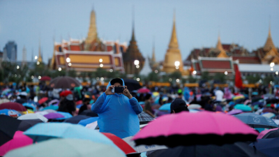 آلاف التايلانديين يتظاهرون احتجاجا على الحكومة والملكية