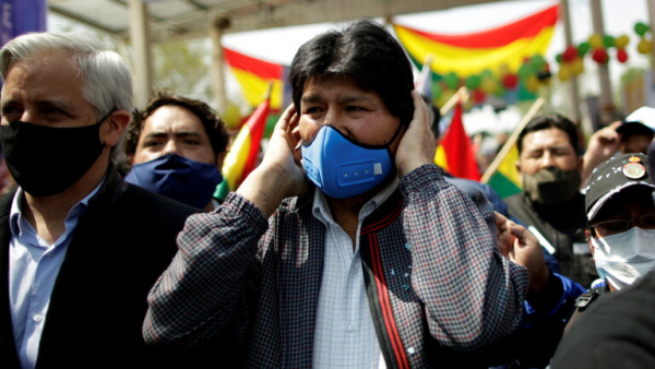 بوليفيا.. استقبال حاشد للزعيم البوليفي إيفو موراليس على حدود الأرجنتين