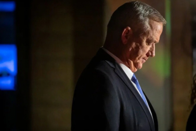 غانتس يأمر بسرقة أموال أسرى فلسطينيين وعائلات شهداء