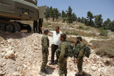 بقوة السلاح.. الاحتلال يجبر عائلة على مغادرة أرضها شمال الخليل