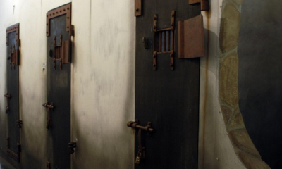 الاحتلال يعزل 5 أسرى إداريين في سجن "نيتسان الرملة"