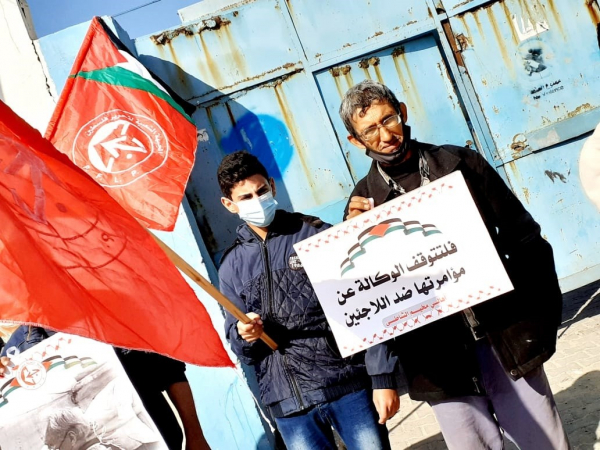الشعبية تنظم وقفات أمام مراكز "الأونروا" رفضًا لاستمرار قراراتها بحق اللاجئين والموظفين