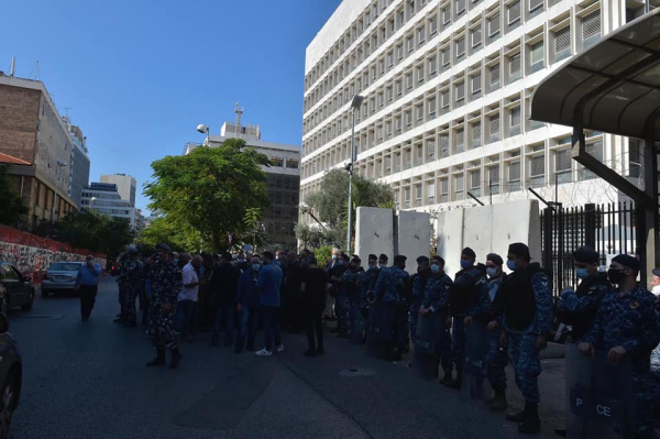 جمعية أهالي الطلاب اللبنانيين في الخارج اعتصموا أمام مصرف لبنان مطالبين بتطبيق القانون 193 وتلويح بنصب خيم