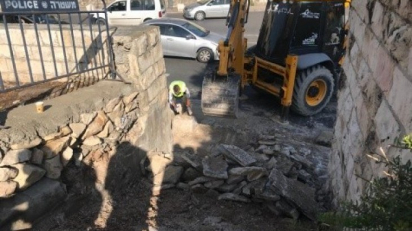 لليوم الثاني.. سلطات الاحتلال تواصل تجريف وتخريب مقبرة "الشهداء" بالقدس