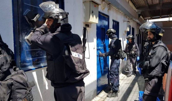 قوات القمع الصهيونية تقتحم سجن &quot;عسقلان&quot; وتفتّش غرف الأسرى