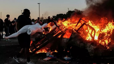 احتجاجات في ولاية أمريكية إثر مقتل مواطن من أصول أفريقية على يد الشرطة