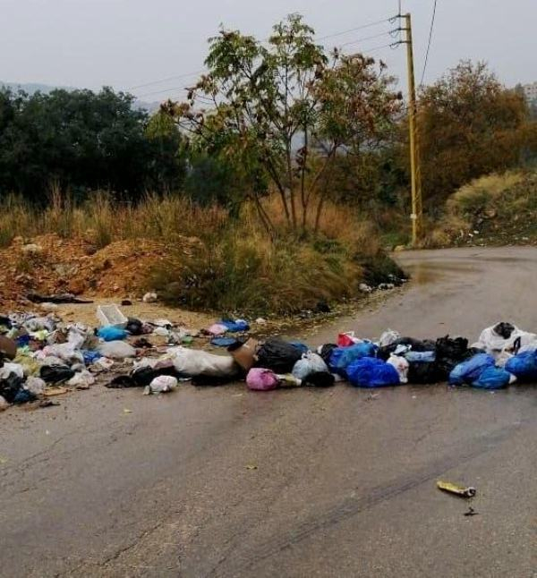 نفايات وسط طريق القطين الحازمية في الضنية احتجاجا لعدم ايجاد حل لازالتها