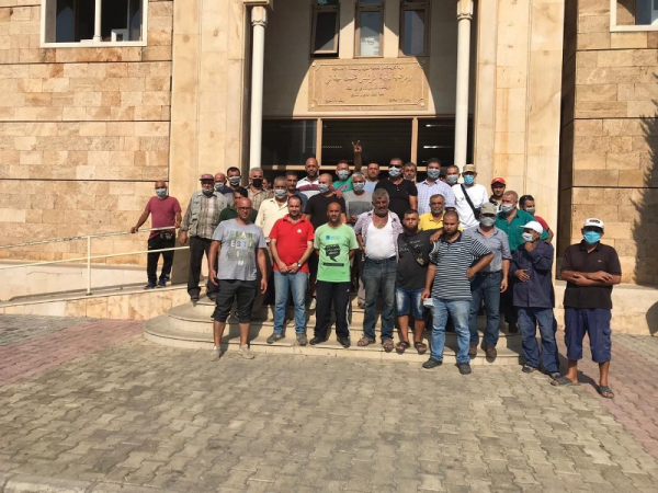 مياومو بلدية الميناء اعتصموا احتجاجاً على عدم قبض رواتبهم