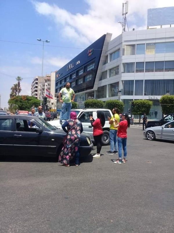 مواطن ركن سيارته وسط ساحة ايليا مطلقاً صرخة وجع (بالفيديو)