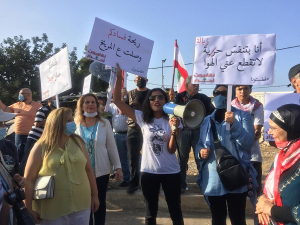 وقفة احتجاجية لناشطين أمام جبل النفايات في منطقة المحجر الصحي في الميناء