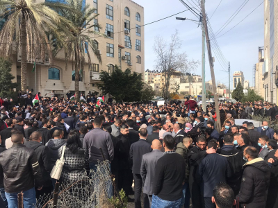 نقابة المحامين تنظم تظاهرة حاشدة أمام مجلس القضاء في البيرة