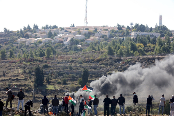 اعتقال مسعف وإصابات خلال قمع الاحتلال لمسيرة شرق رام الله