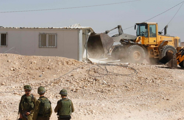 اعتقال 3 شبان وهدم منزل في بير الحمام بالنقب المحتل
