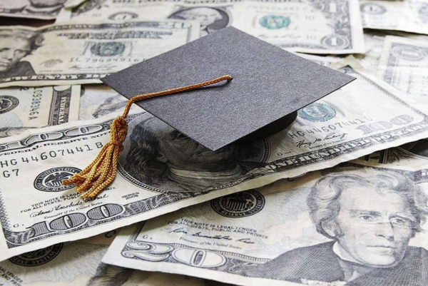 أولياء الطلاب في الجامعات الأجنبية: لإقرار مشروع قانون الدولار الطالبي