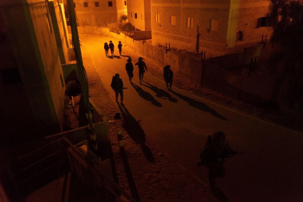 الاحتلال يعتقل 5 مواطنين خلال مداهماته بالضفة فجرًا