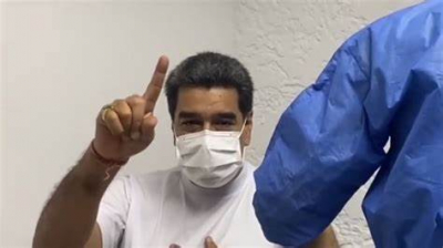 الرئيس الفنزويلي مازحاً بعد تلقيه "سبوتنيك V": قد يعلم متلقيه اللغة الروسية