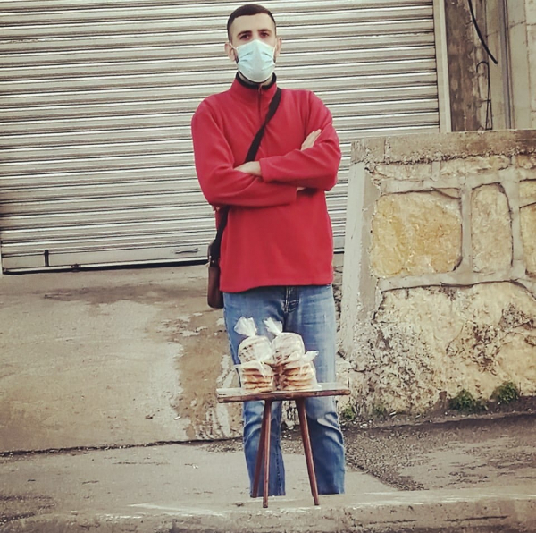 من تلميذ ادارة فنادق الى بائع كعك على الطريق