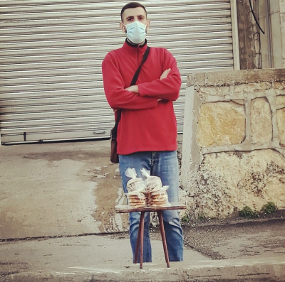 من تلميذ ادارة فنادق الى بائع كعك على الطريق