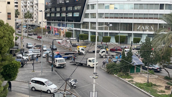 قطع طرق دوار ايليا في صيدا بناقلات احتجاجًا على ارتفاع الدولار