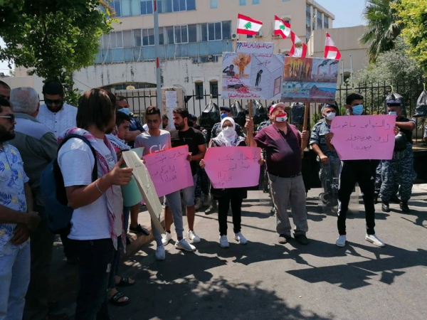 صيدا تنتفض: وقفة احتجاجية أمام بلدية صيدا رفضاً لدخول نفايات جديدة إلى المدينة