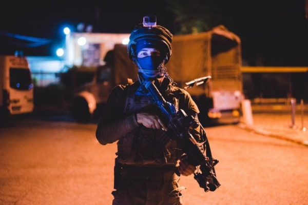 مركز "حنظلة" يوثّق إصدار 47 أمر اعتقال إداري واعتقال 370 فلسطينيًا بينهم 18 طفلًا و12 سيدة خلال شهر