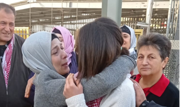 الأسيرة ميس أبو غوش حرّة بعد 15 شهرًا من الاعتقال في سجون الاحتلال