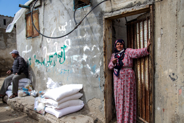 المركز الفلسطيني يُطالب "الأونروا" بالتراجع عن إلغاء "السلة الغذائية المضاعفة"