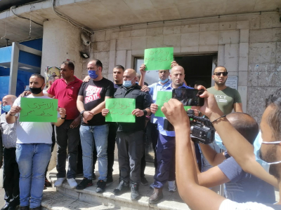 اعتصامات مُتزامنة في الضفة رفضاً لسياسات البنك العربي فيما يَخُص رواتب الأسرى