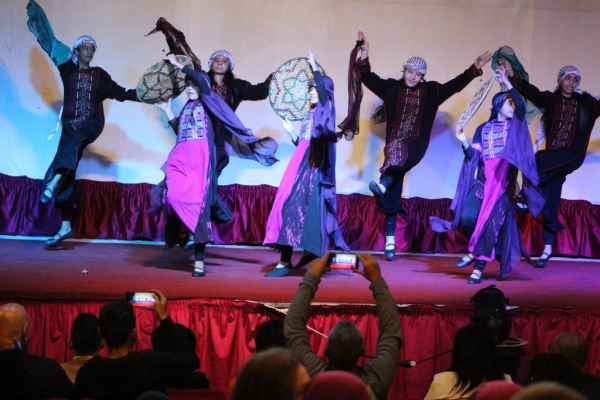 افتتاح مهرجان تيرو الفني الدولي على المسرح المجاني في صور تحية للراحلين زياد أبو عيسى ورضوان حمزة