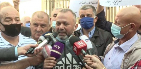 أولياء الطلاب في الخارج اعتصموا أمام مصرف لبنان وأقفلوا الطريق احتجاجاً على عدم تنفيذ قانون الدولار الطالبي