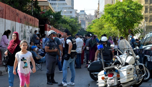 اعتصام لأهالي الطلاب في الخارج امام مصرف لبنان لتطبيق قانون الدولار الطالبي (فيديو)