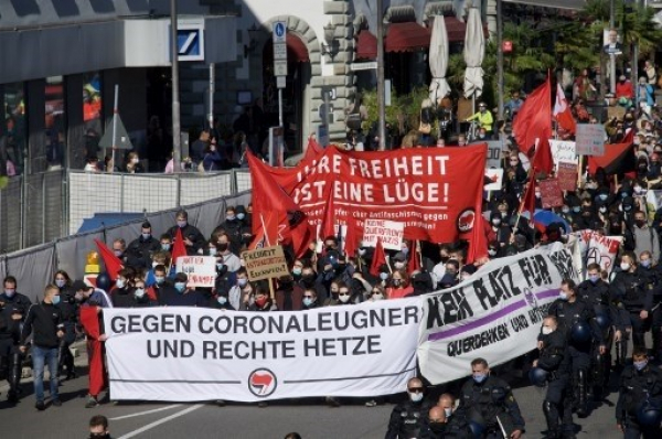 تظاهرات في ألمانيا ضد القيود لاحتواء كورونا.. وتظاهرات مضادة