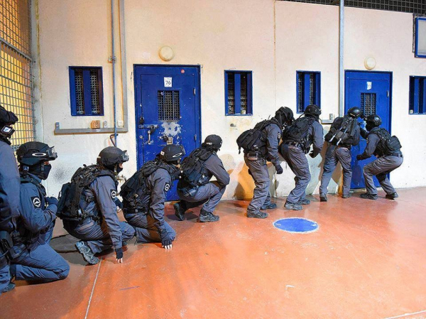 الحركة الأسيرة في سجن عوفر تعرض مطالبها على إدارة السجون