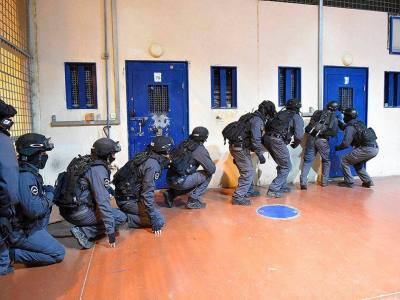 الحركة الأسيرة في سجن عوفر تعرض مطالبها على إدارة السجون