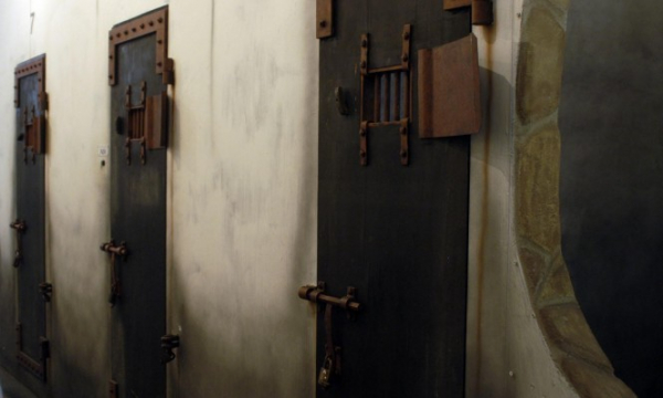 الاحتلال يعزل 5 أسرى إداريين في سجن "نيتسان الرملة"