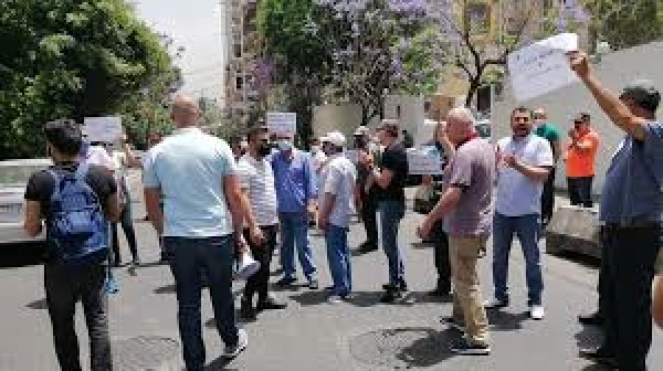 احتجاجات لموظفي جريدة وتلفزيون المستقبل المصروفين