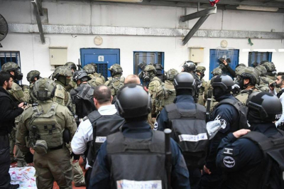 أسرى عوفر يعيدون وجبات الطعام في خطوة احتجاجية جديدة