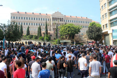 أستاذة ثانوية تداوم في السراي!