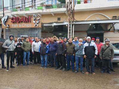 وقفة تحذيرية لصيادي الاسماك في الميناء مطالبين بفتح محالهم على مدار الساعة