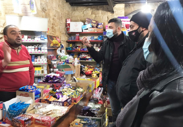 اللجنة الشعبية في صيدا القديمة جالت على أصحاب المحال التجارية وطالبتهم بمراعاة أوضاع المواطنين