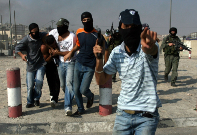 وحدات صهيونية خاصة تعتقل شابًا شمال القدس