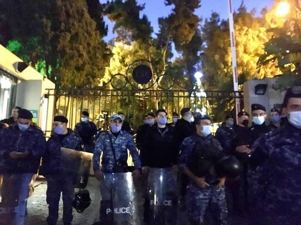 إرفعوا أيديكم عن طلاب الجامعات.