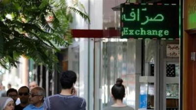 أموال الطلاب في الخارج في جيبة الصرّافين