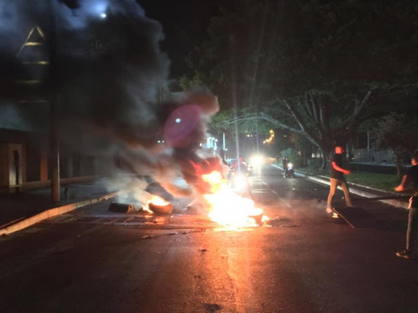 مناطق لبنان تنتفض احتجاجاً على السياسات المالية والاقتصادية وارتفاع سعر الصرف...