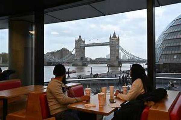 أوروبا تغلق مجدّداً لاحتواء كورونا: احتجاجات على القيود، وتجار غاضبون