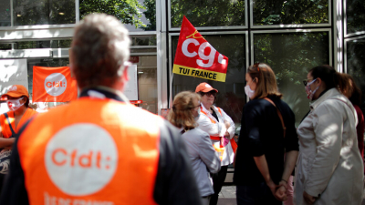 احتجاجات في باريس تطالب بمنح إقامات للمهاجرين وتسوية أوضاعهم