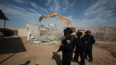 الخليل: الاحتلال يخطر بهدم ووقف العمل بخمسة مساكن