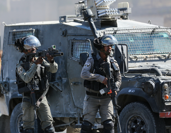 الخليل: إصابة بالرصاص الحي وحالات اختناق في مواجهات مع الاحتلال