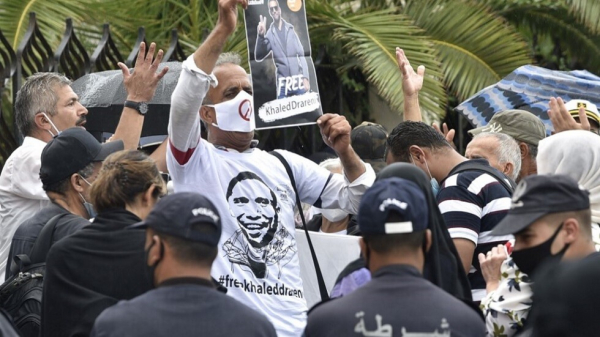 ‬جزائريون يحتجون ضد اعتقال الصحفيين ويطالبون بمزيد من الحريات